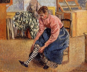 カミーユ・ピサロ Painting - ストッキングを履く女性 1895年 カミーユ・ピサロ